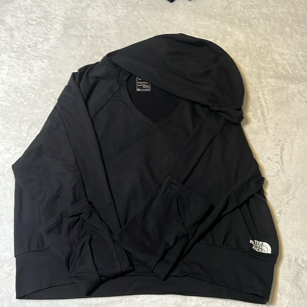 Women’s black The North Face cropped hoodie.